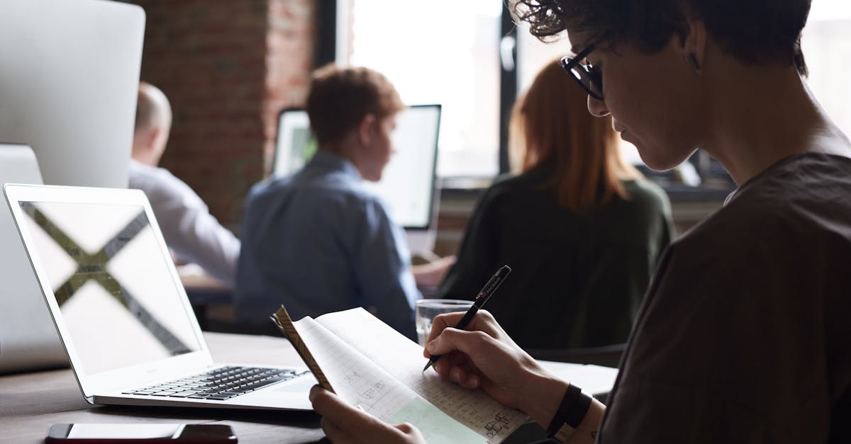 如何防止技术支持对竞技游戏均衡性的影响？